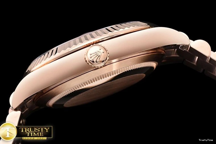 1230 RDD0218A – DayDate 40mm Casual 690